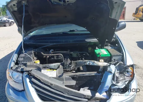 2005 Chrysler Town & Country Touring from USA, damaged, VIN 2C4GP54L85R582809